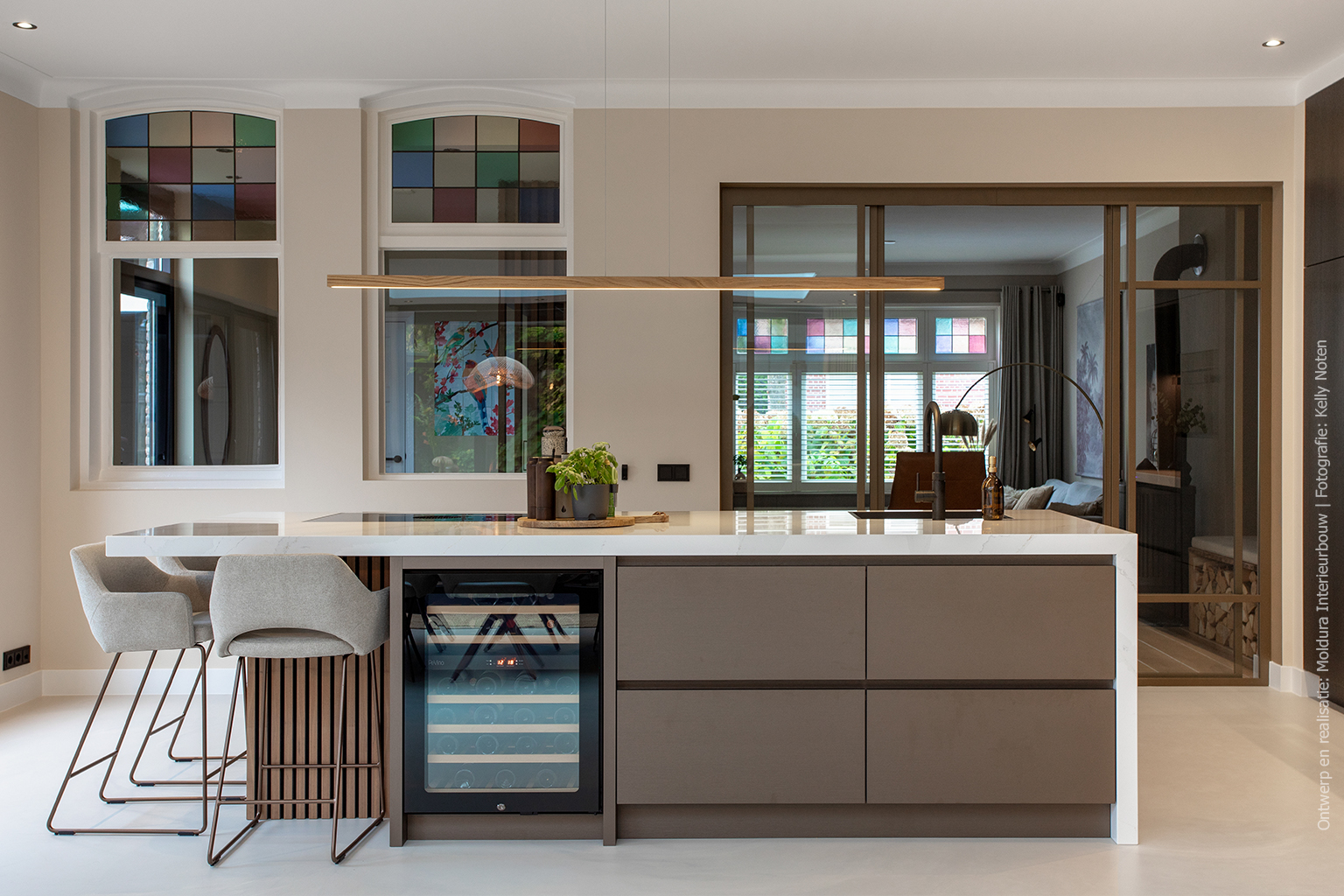 Moderne keuken met een kookeiland in warm bronskleurige FA84 Reflex.