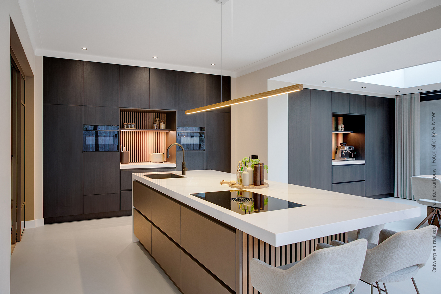 Moderne keuken met hoge kasten in vergrijsd zwart eikenlook S182 Quercia en een kookeiland in warm bronskleurige FA84 Reflex.