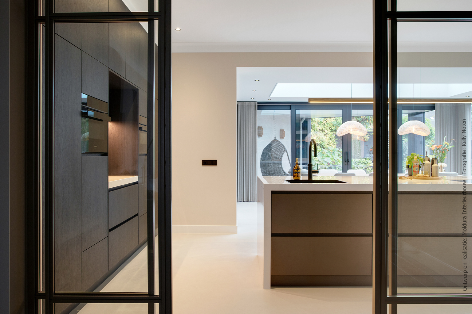 Moderne keuken met hoge kasten in vergrijsd zwart eikenlook S182 Quercia en een kookeiland in warm bronskleurige FA84 Reflex.