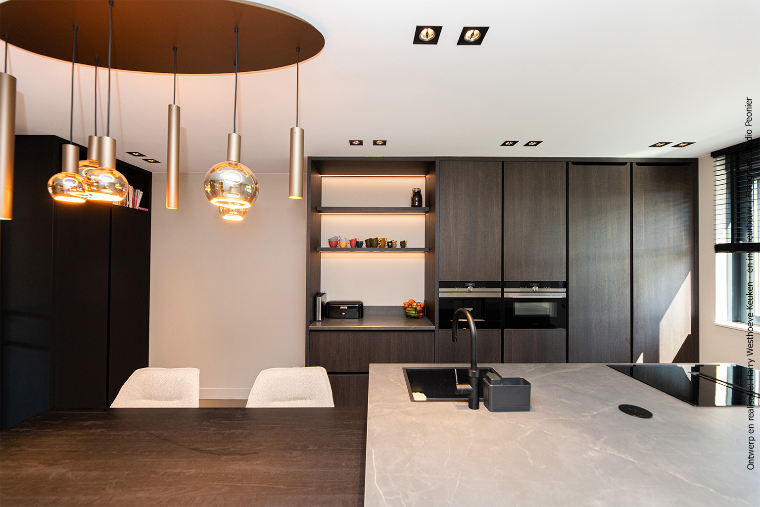 Keuken met kookeiland in decoratief plaatmateriaal in houtstructuur S003 Spessart
