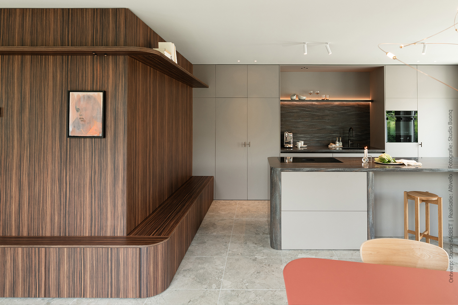 Keuken met kookeiland in warmbruin solid surface DM5004 Volcano met steenrode en grijze nuances, taupekleurige kasten in UA94 Talco