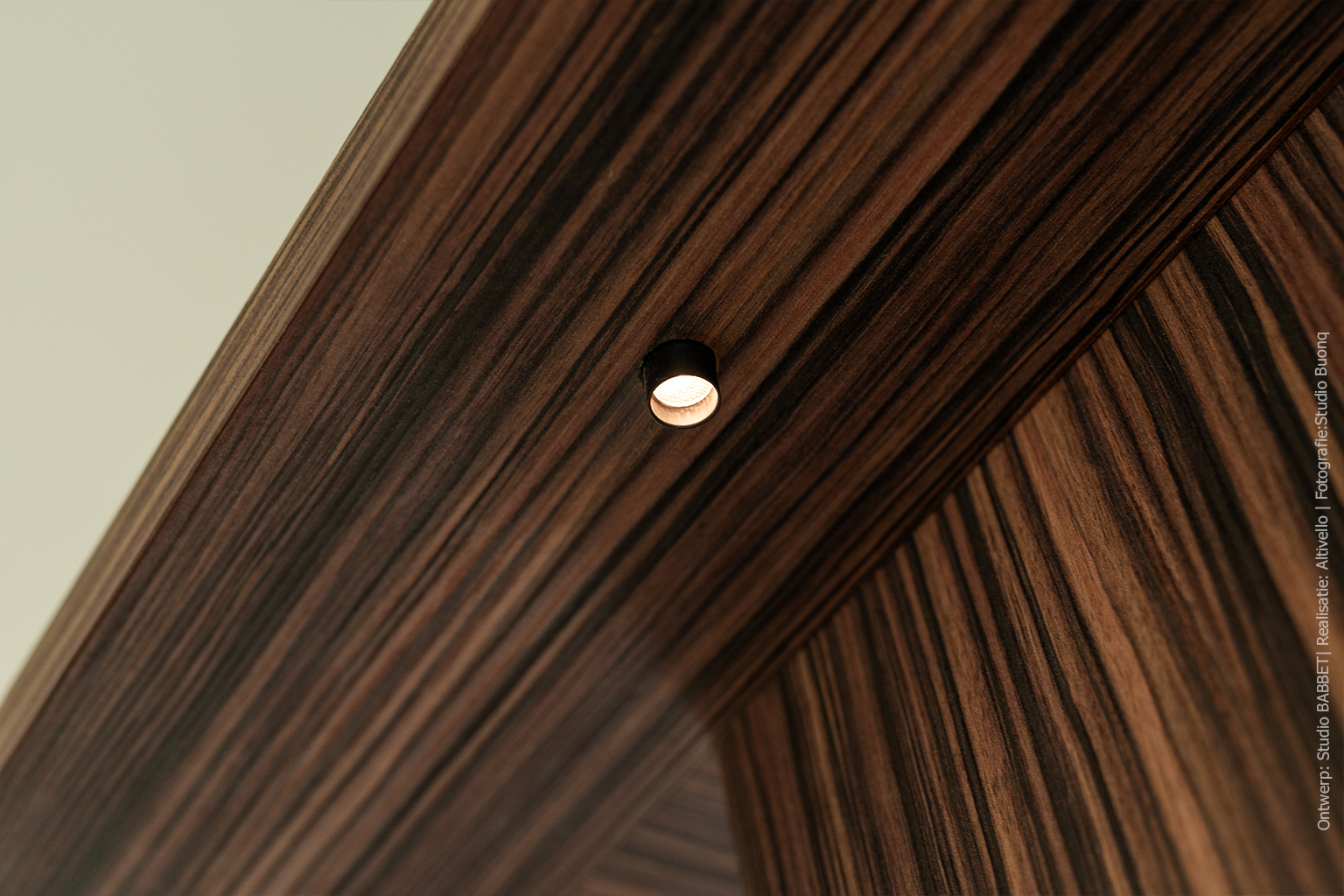 Close-up van maatwerk tv-meubel in Pallisanderdecor LK00 Matrix met geïntegreerde spotverlichting