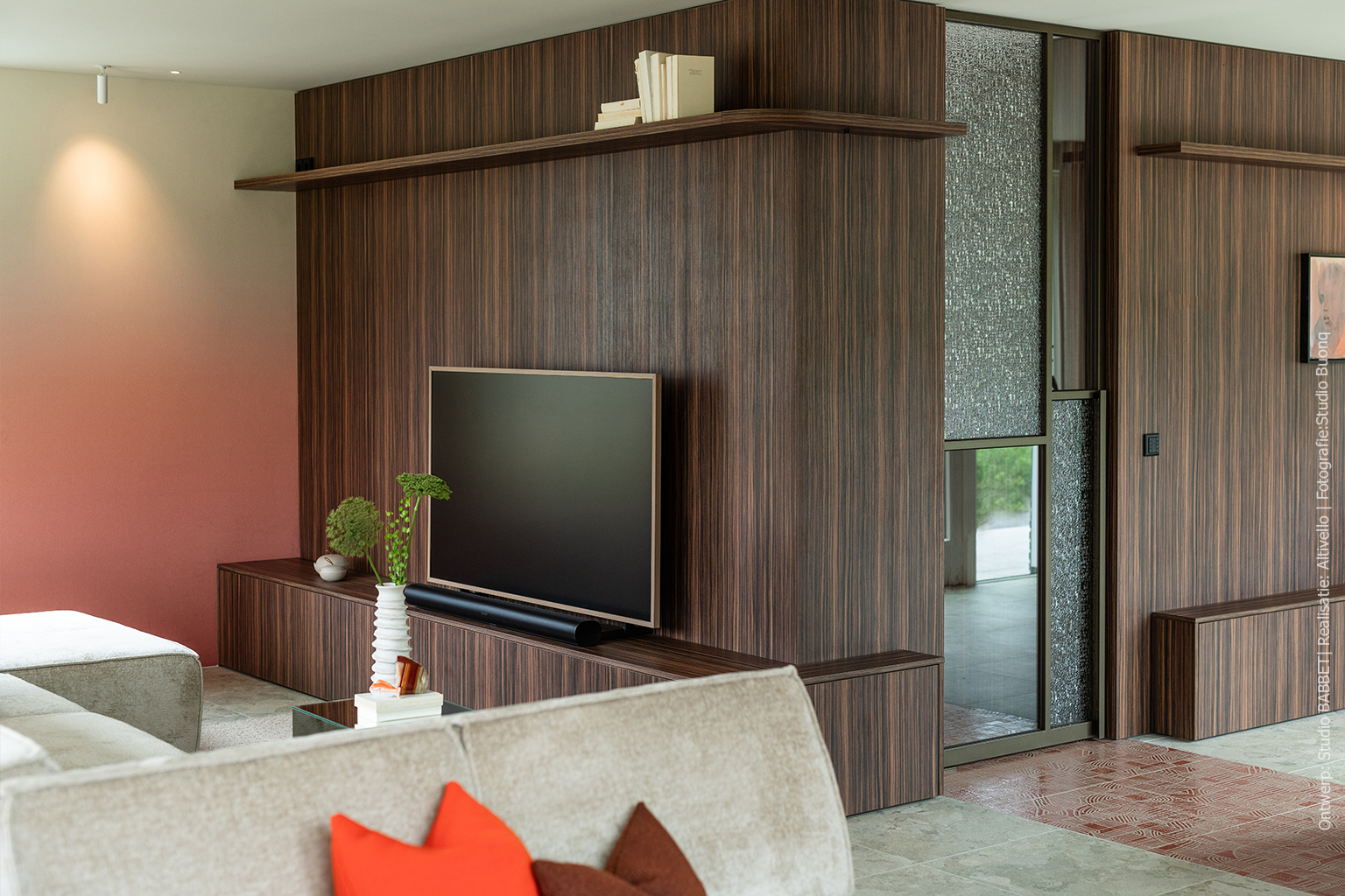 Maatwerk tv-meubel en wandafwerking in warm Pallisanderdecor LK00 Matrix met verticale houtnerf