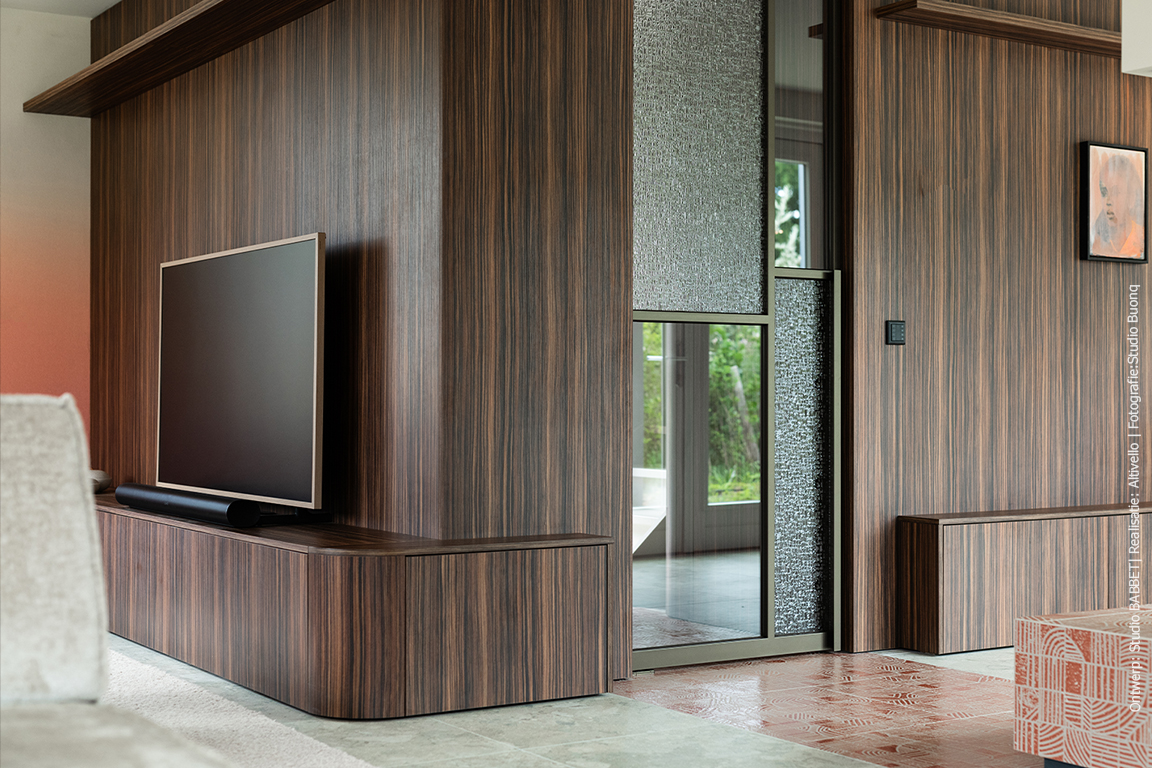 Maatwerk tv-meubel en wandafwerking in warm Pallisanderdecor LK00 Matrix met verticale houtnerf