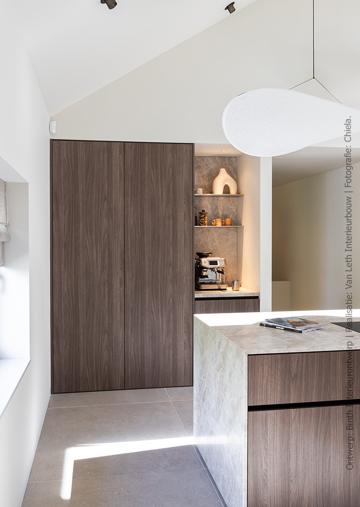 Moderne keuken met werkplek verscholen achter schuifdeur in warm walnootdecor LS14 Poro Noce