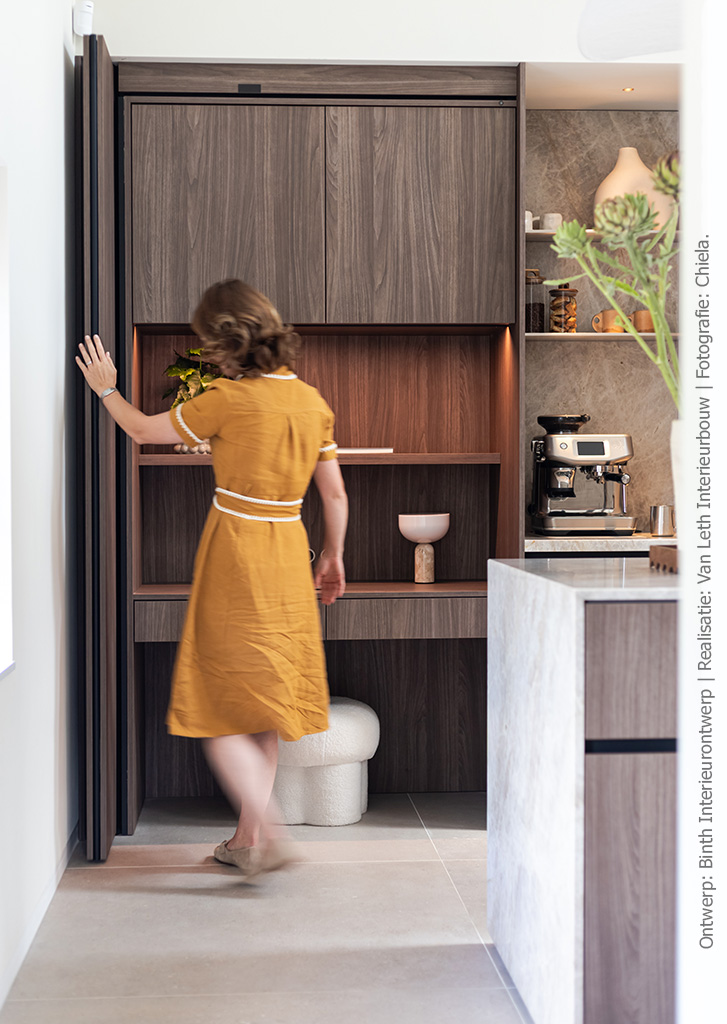 Close-up van ingebouwde werkplek in walnootdecor LS14 Poro Noce
