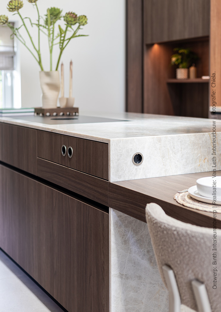 Modern kookeiland deels in natuursteen, deels in warm walnootdecor LS14 Poro Noce, met bijpassende aangebouwde tafel