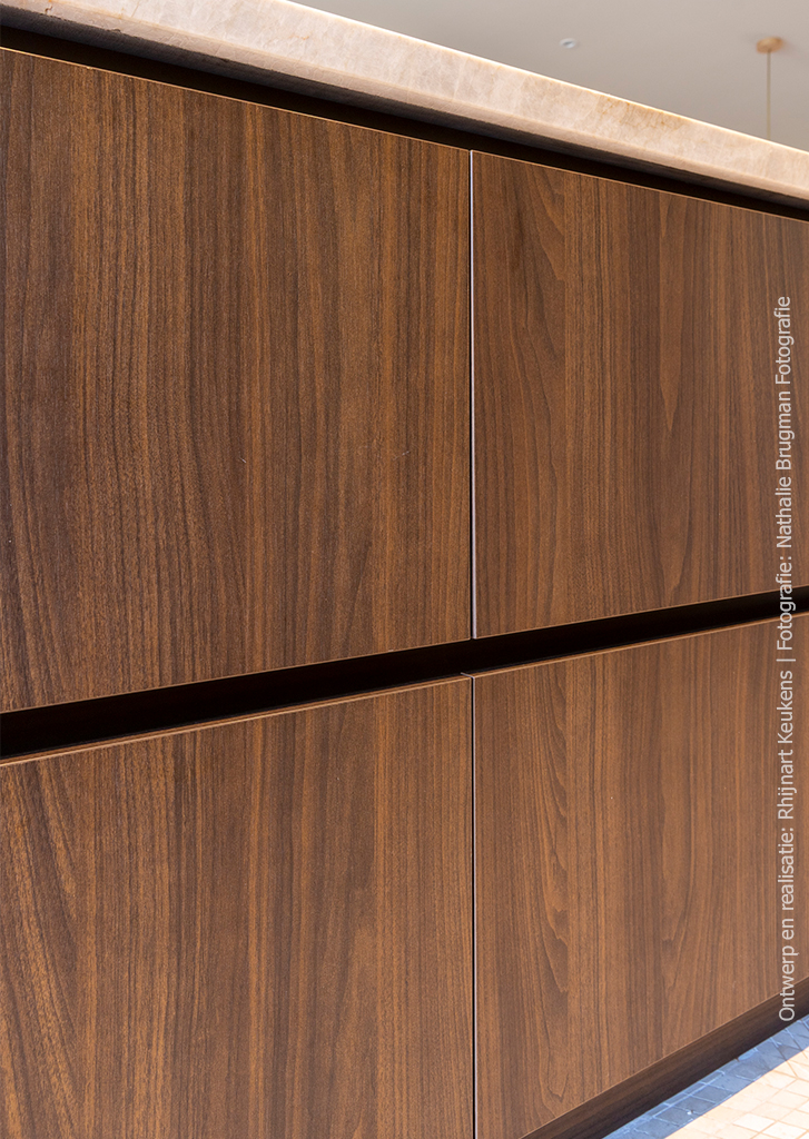 Detail van kookeiland in donkerbruin walnootdecor LS17 Poro Noce