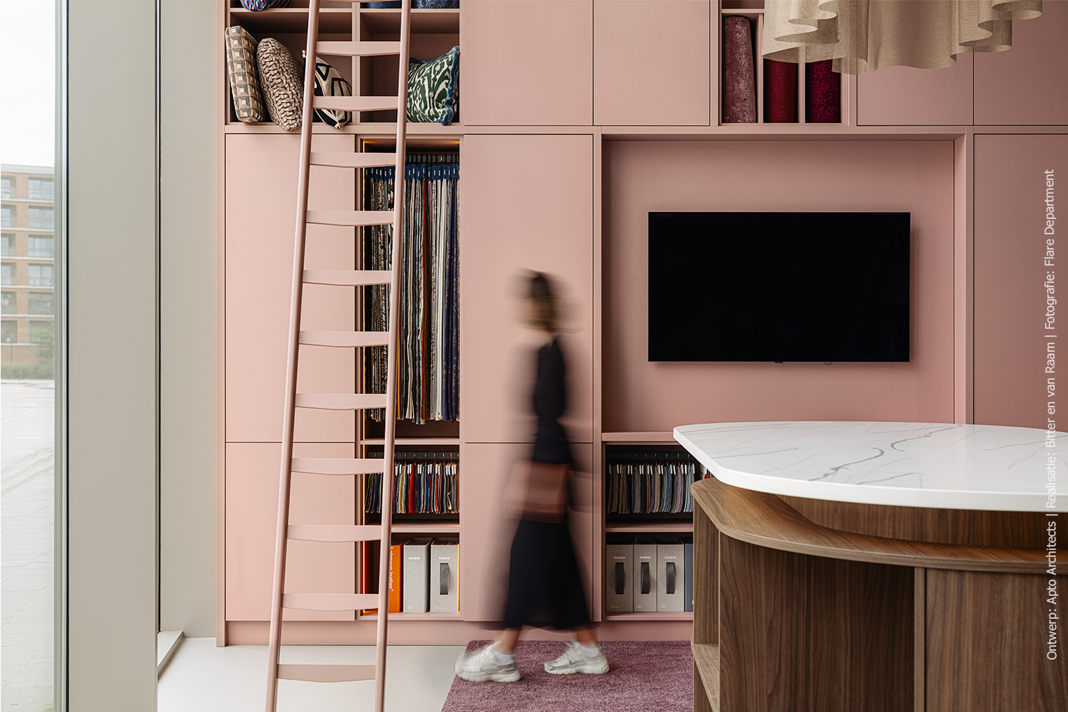 Een vakkenkast van zes meter hoog als eyecatcher in de showroom