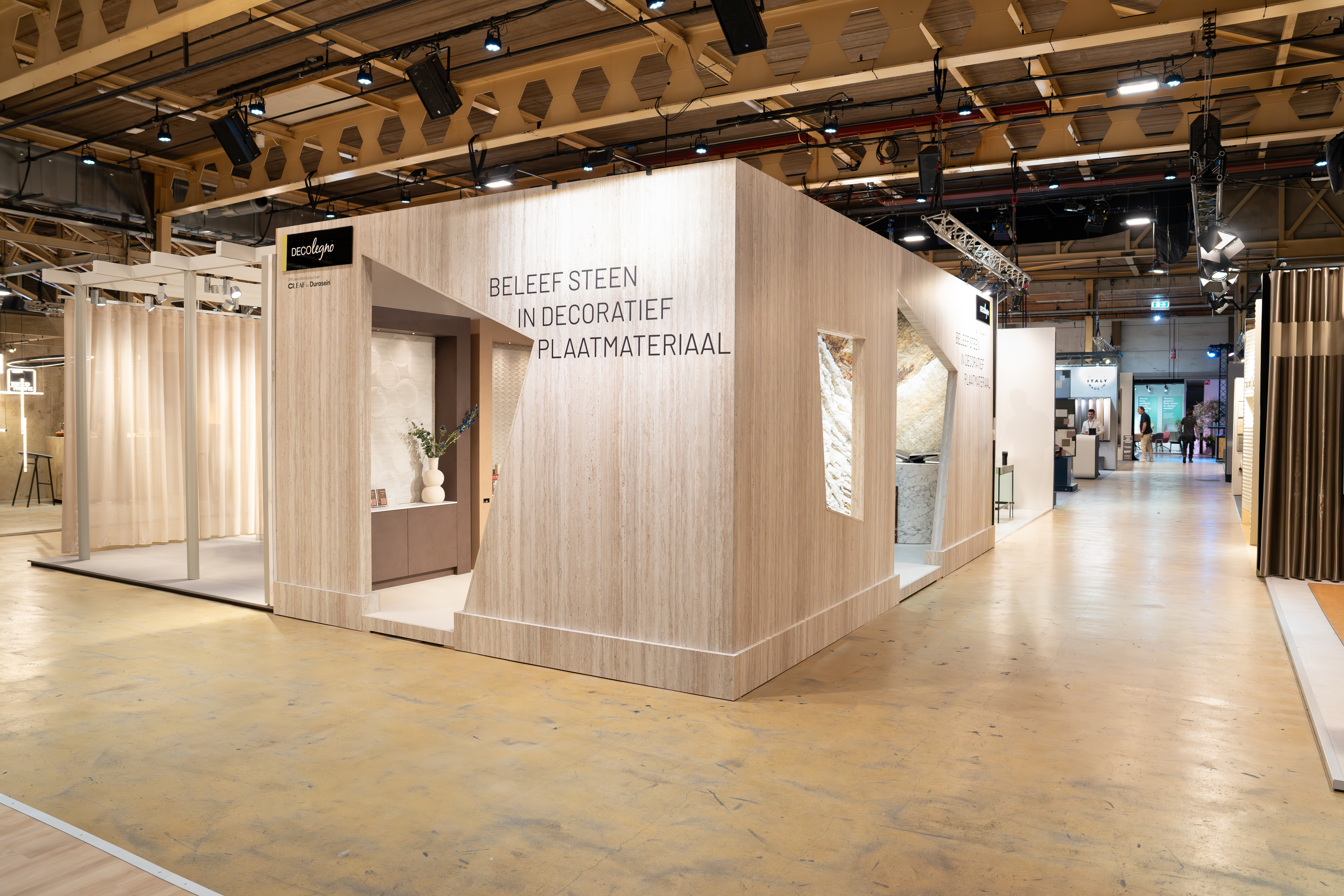 Afbeelding van de buitenkant van de stand van DecoLegno op Design District 2025, geïnspireerd door het brutalisme en gemaakt van de FD01 Taranta