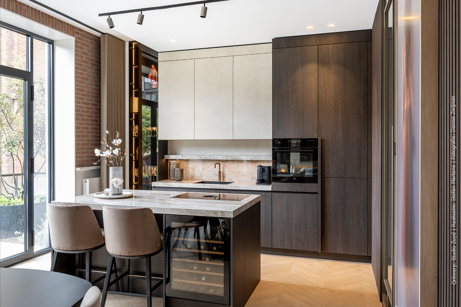 Inloopkast met aangrenzende badkamer uitgevoerd in donker houtdecor LR29 Sablé met gezandstraalde houtstructuur