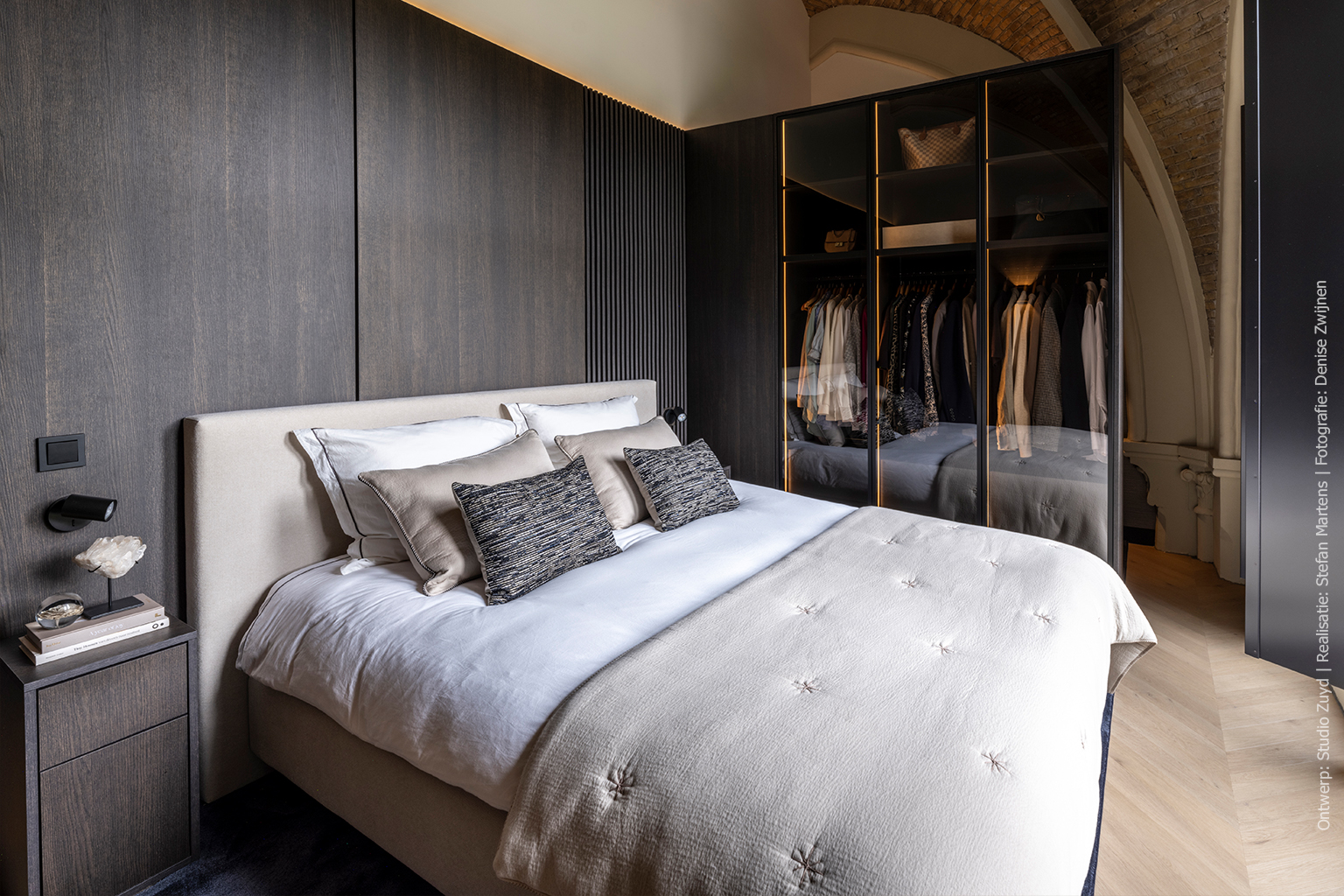 De beleving van donker eiken fineer als rode draad door het interieur