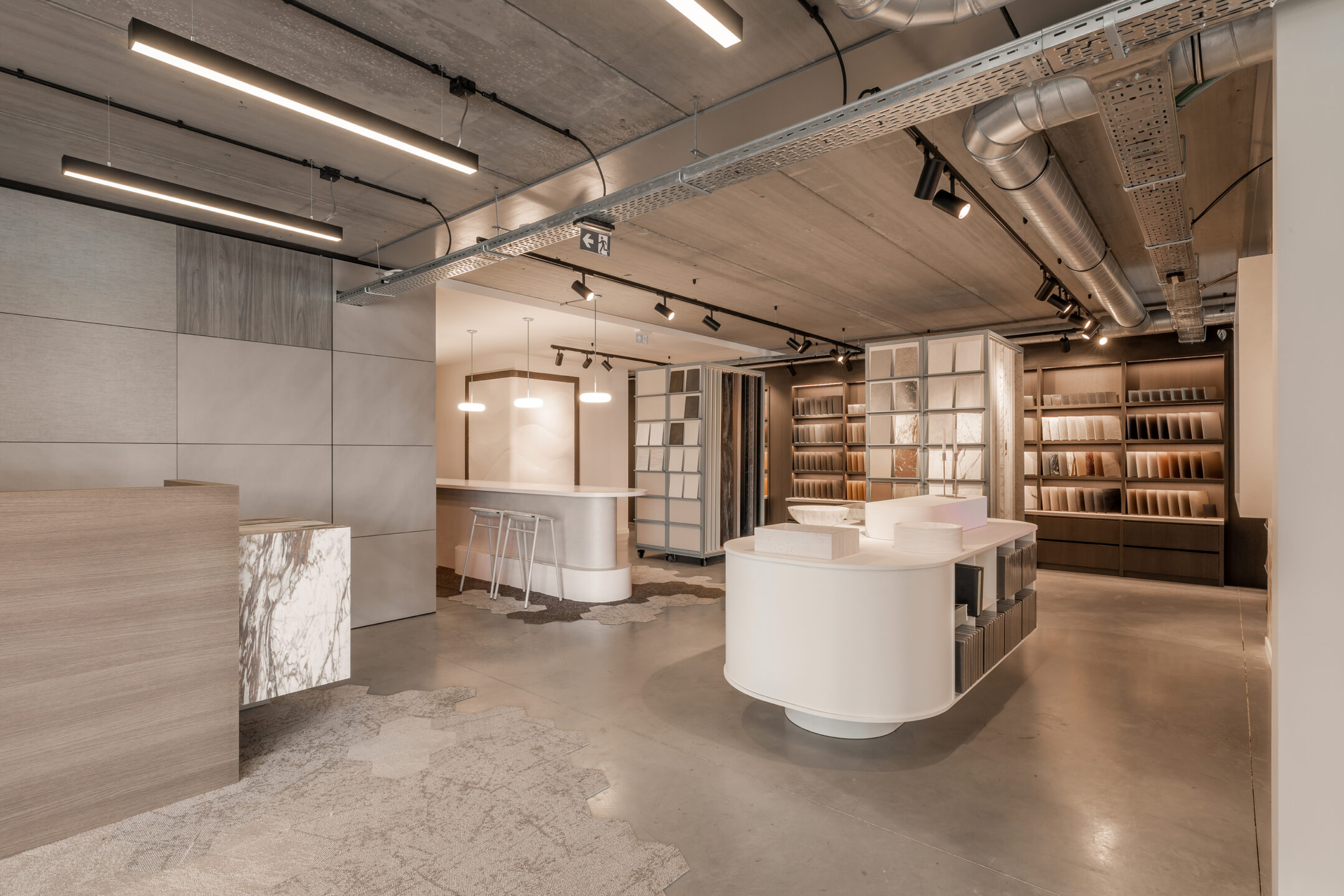 Afbeelding van de binnenkomsthal in de DecoLegno showroom in Kampenhout, Belgie