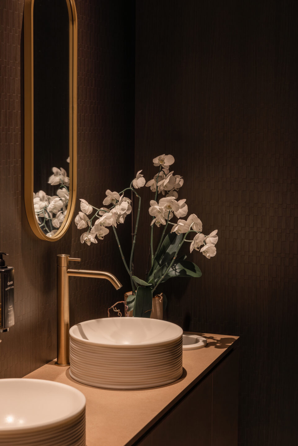 Afbeelding van het toilet in de DecoLegno showroom in Kampenhout, Belgie, met wandafwerking in de S181 Sbalzo