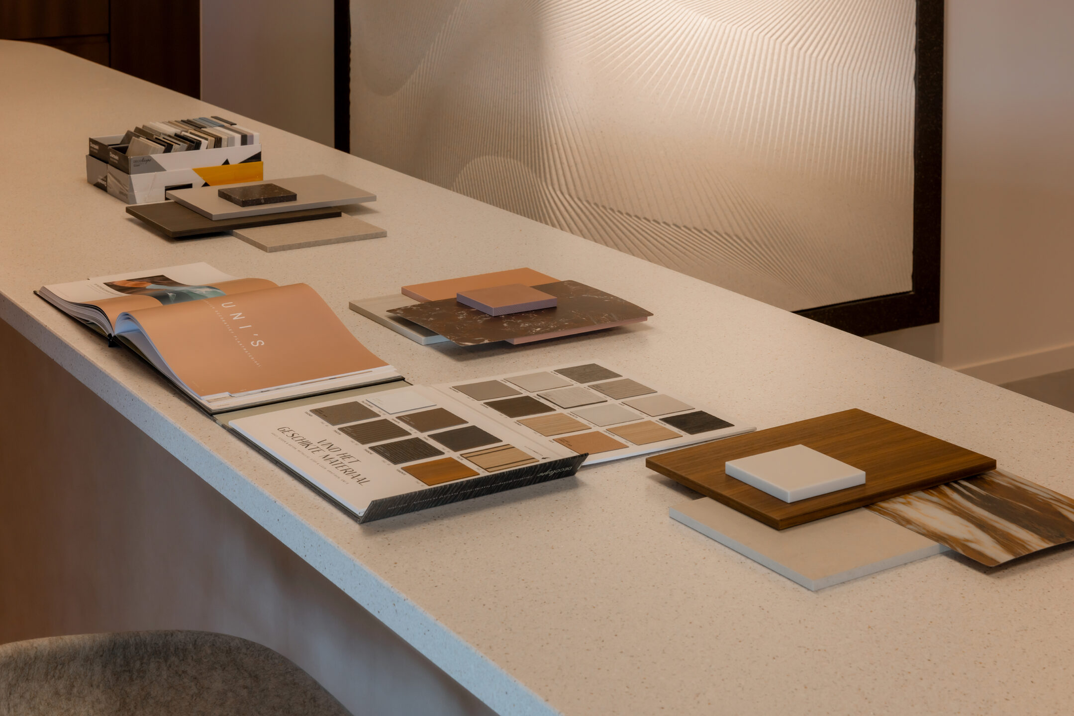 Tafel met verschillende boeken en materialen van DecoLegno