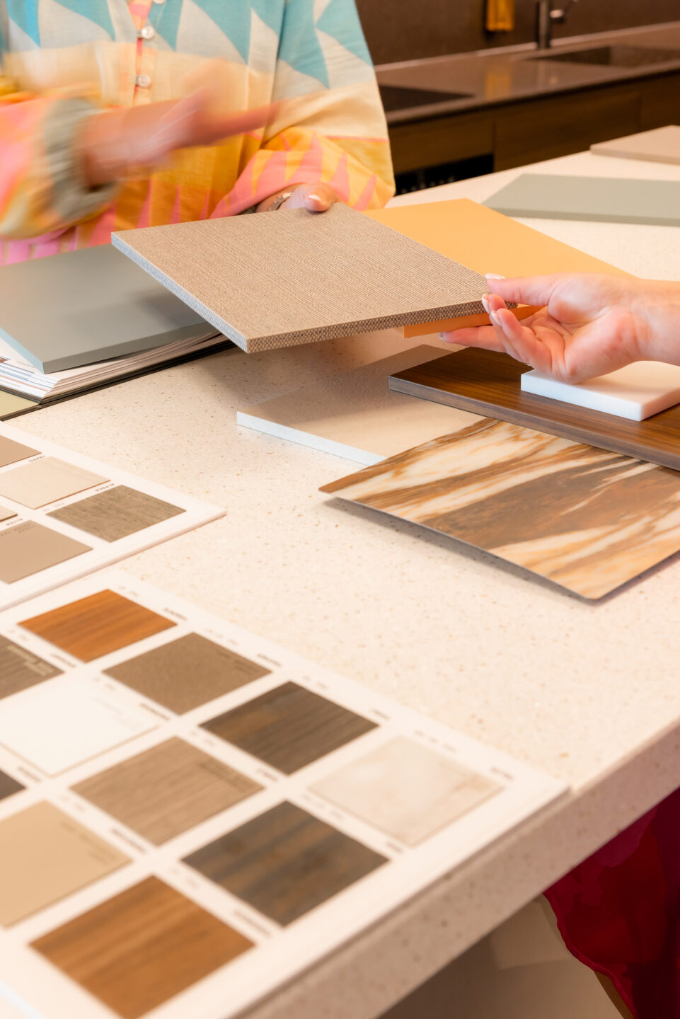 Tafel met verschillende boeken en materialen van DecoLegno