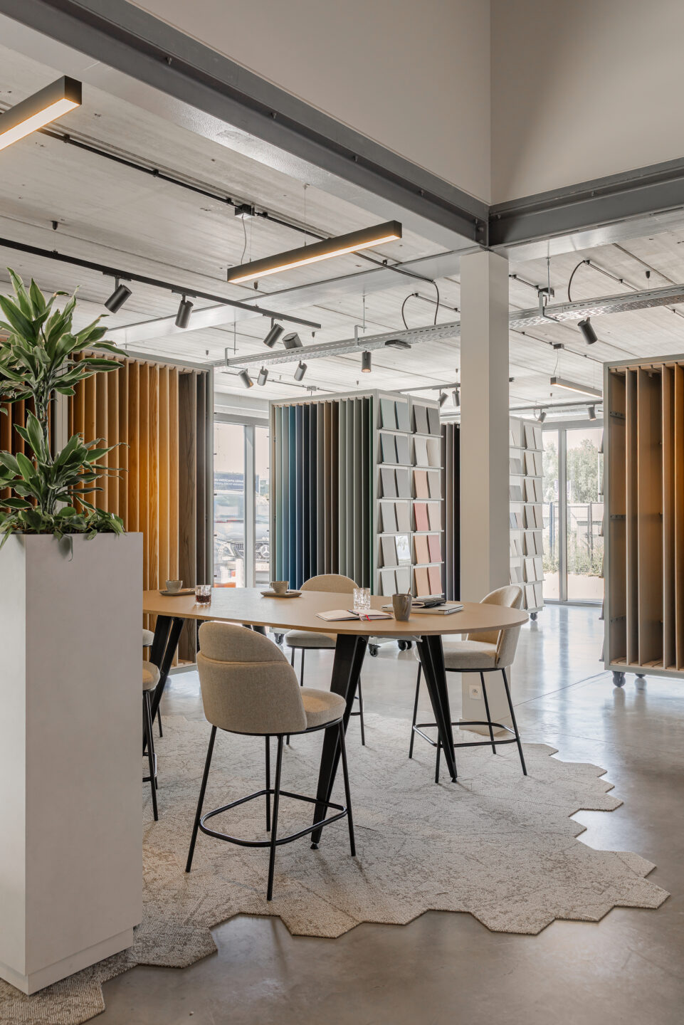 Afbeelding van het interieur van de DecoLegno showroom inclusief stalenkasten in Kampenhout, Belgie 