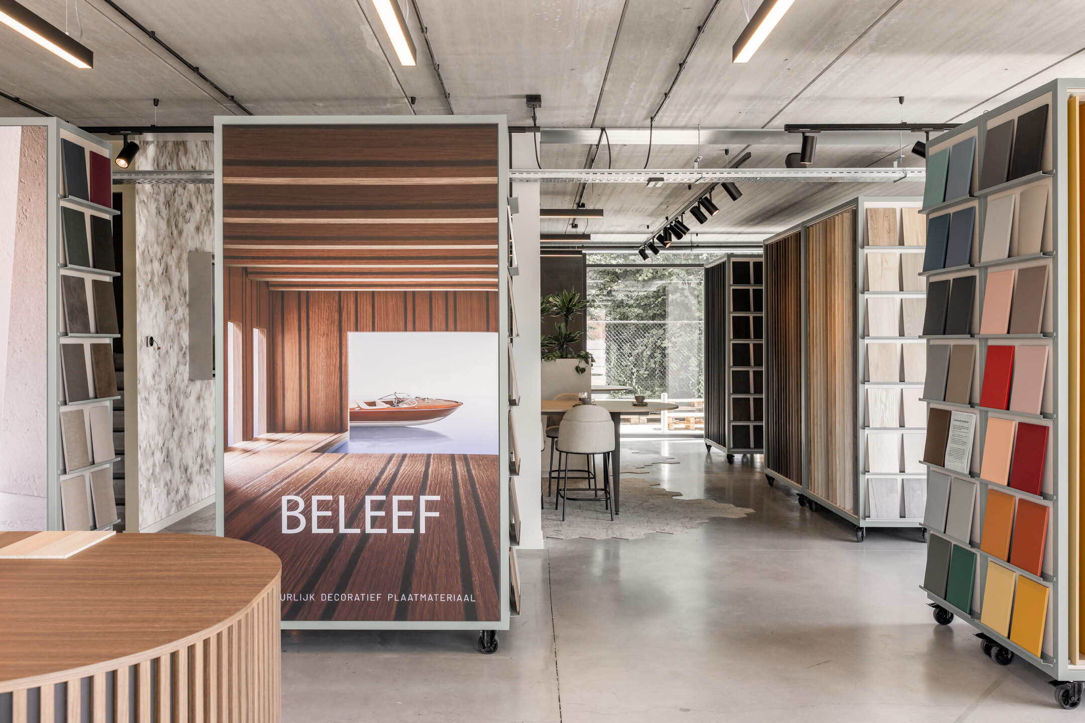 Afbeelding van het interieur van de DecoLegno showroom in Kampenhout, Belgie 