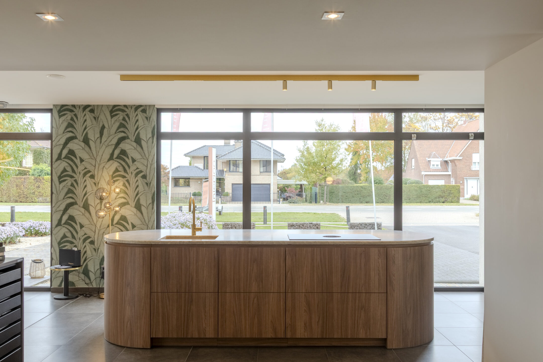 Stijlvolle moderne showroomkeuken met warme walnootkleurige LS40 Poro Noce fronten