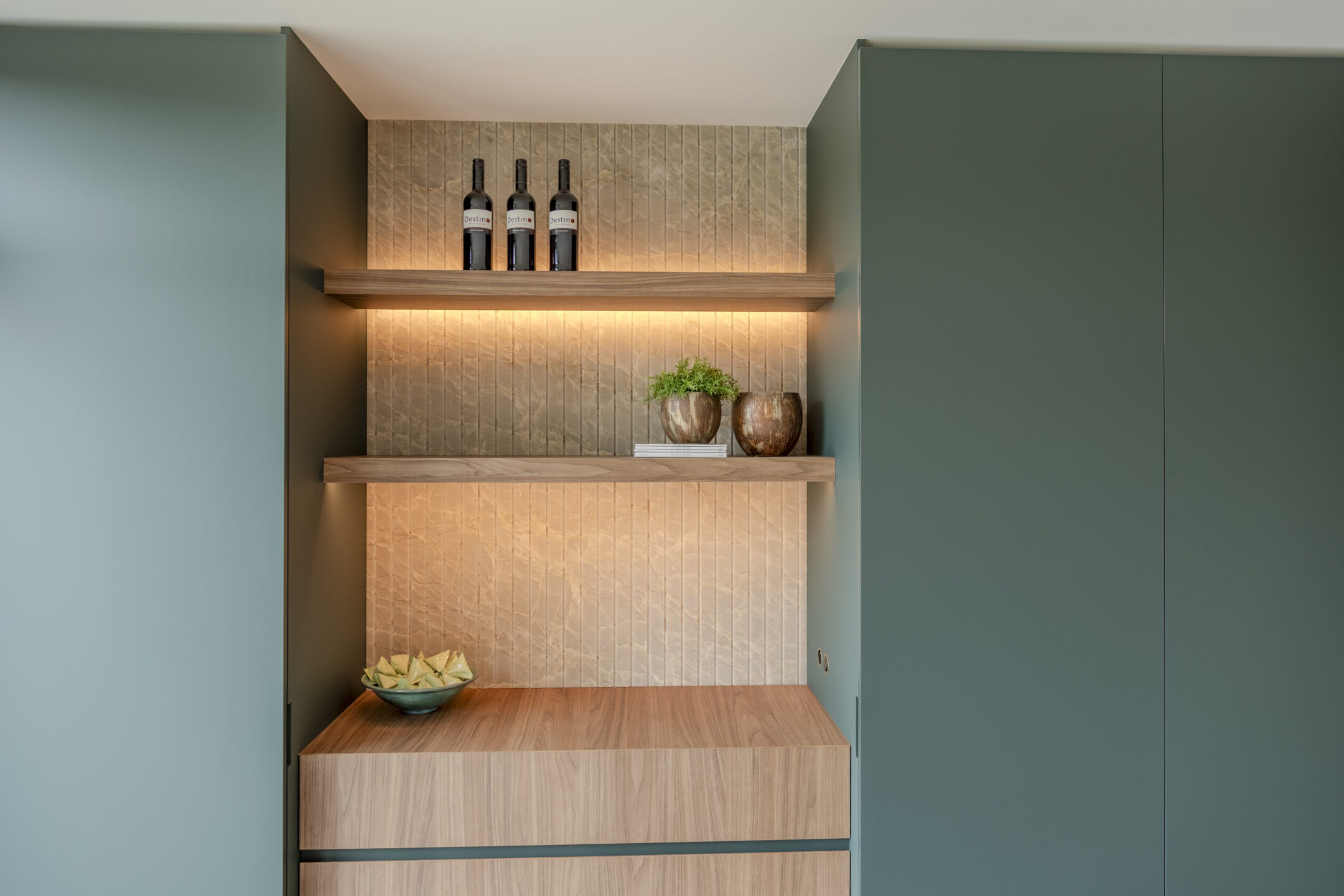Stijlvolle moderne showroomkeuken met matte AFX Sea Weed Green kasten