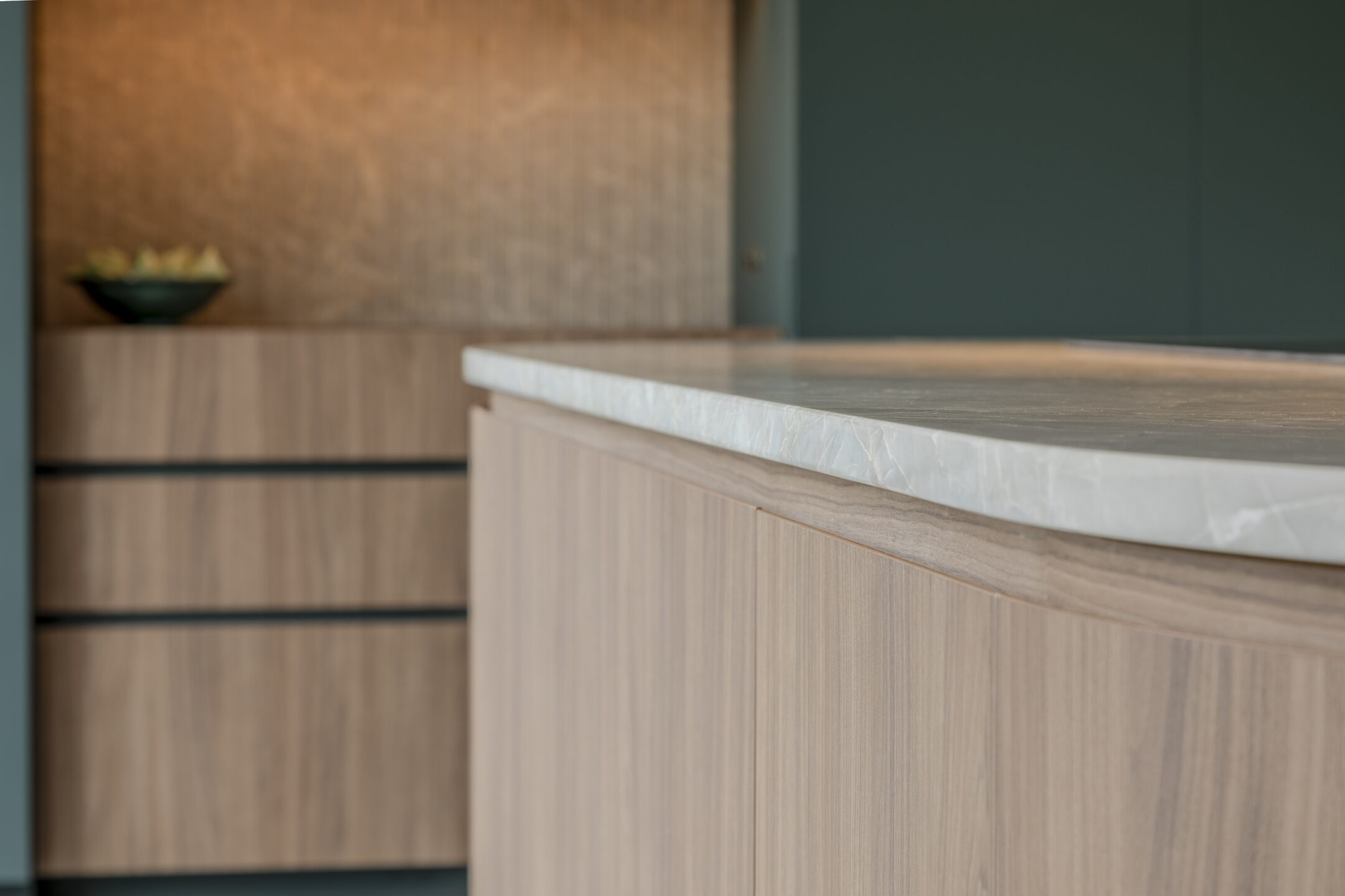 Stijlvolle moderne showroomkeuken met warme walnootkleurige LS40 Poro Noce fronten