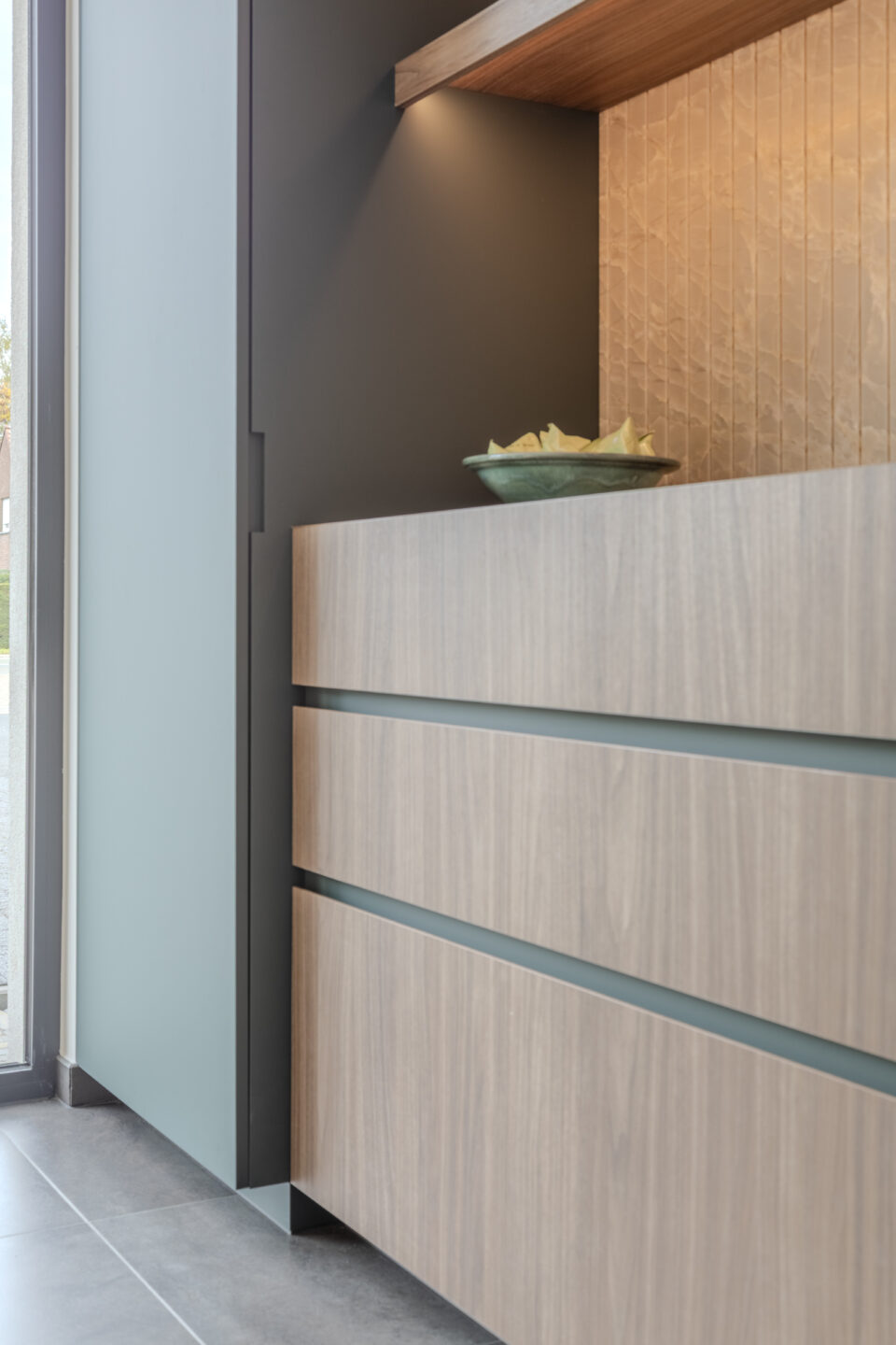 Stijlvolle moderne showroomkeuken met matte AFX Sea Weed Green kasten