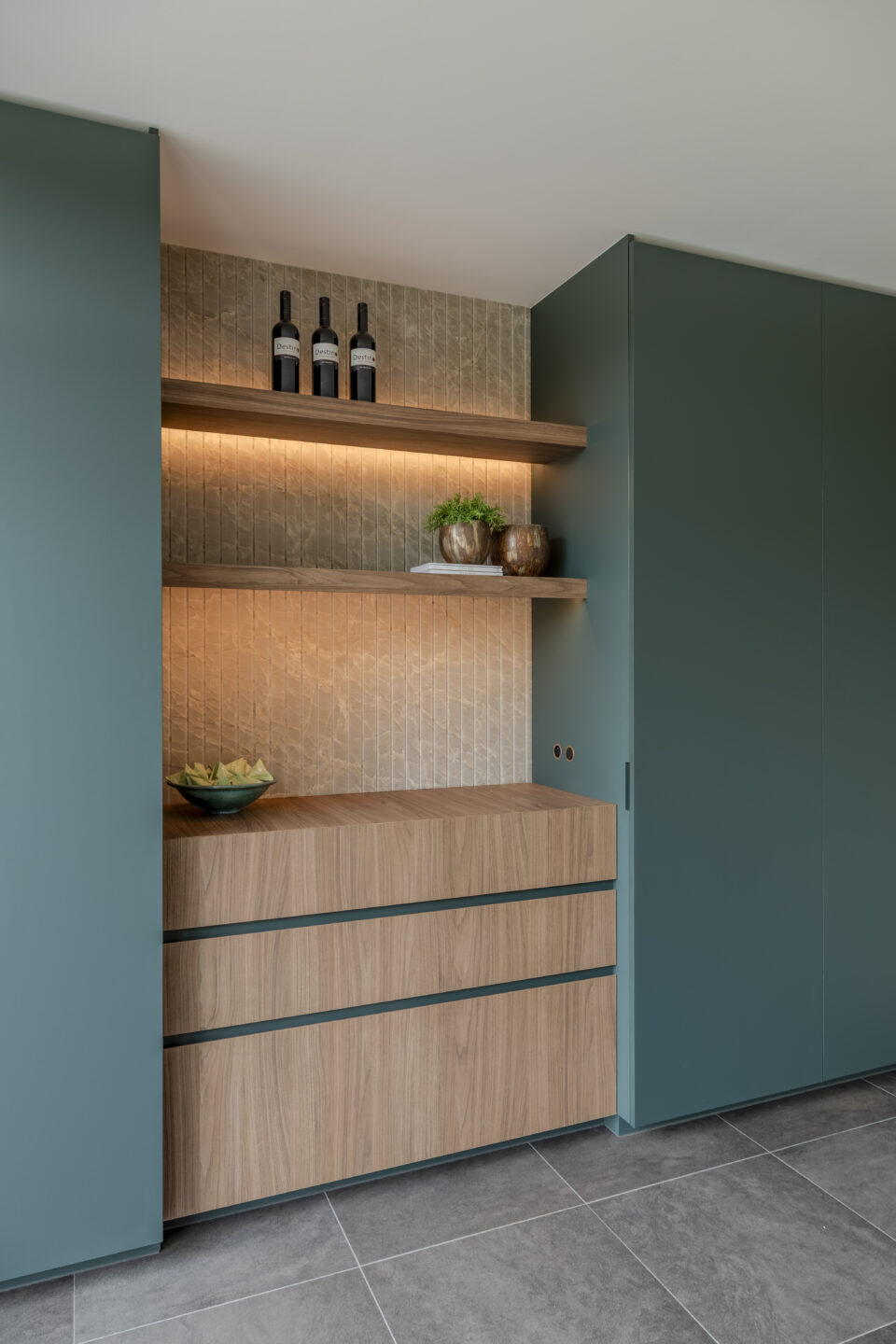 Stijlvolle moderne showroomkeuken met matte AFX Sea Weed Green kasten