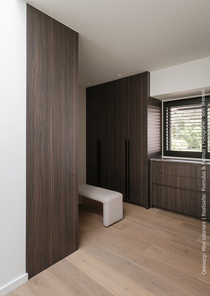 Maatwerkkasten in LN55 Maloja houtdecor met subtiele structuur en warmbruine tint, geïnspireerd op mat gelakt notenhout.