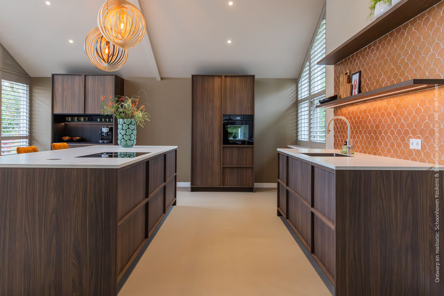 Moderne keuken met warme uitstraling in donker walnoot