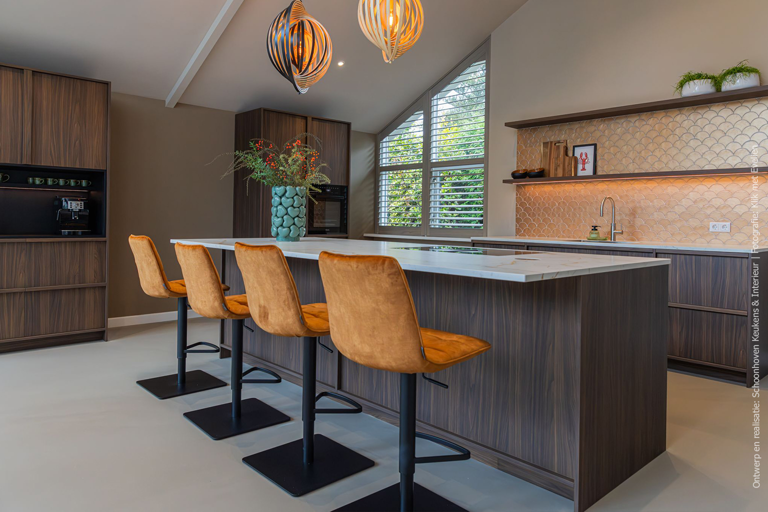 Moderne keuken met kookeiland in de mat donkerbruine LS17 Poro Noce met levendig walnoot decor