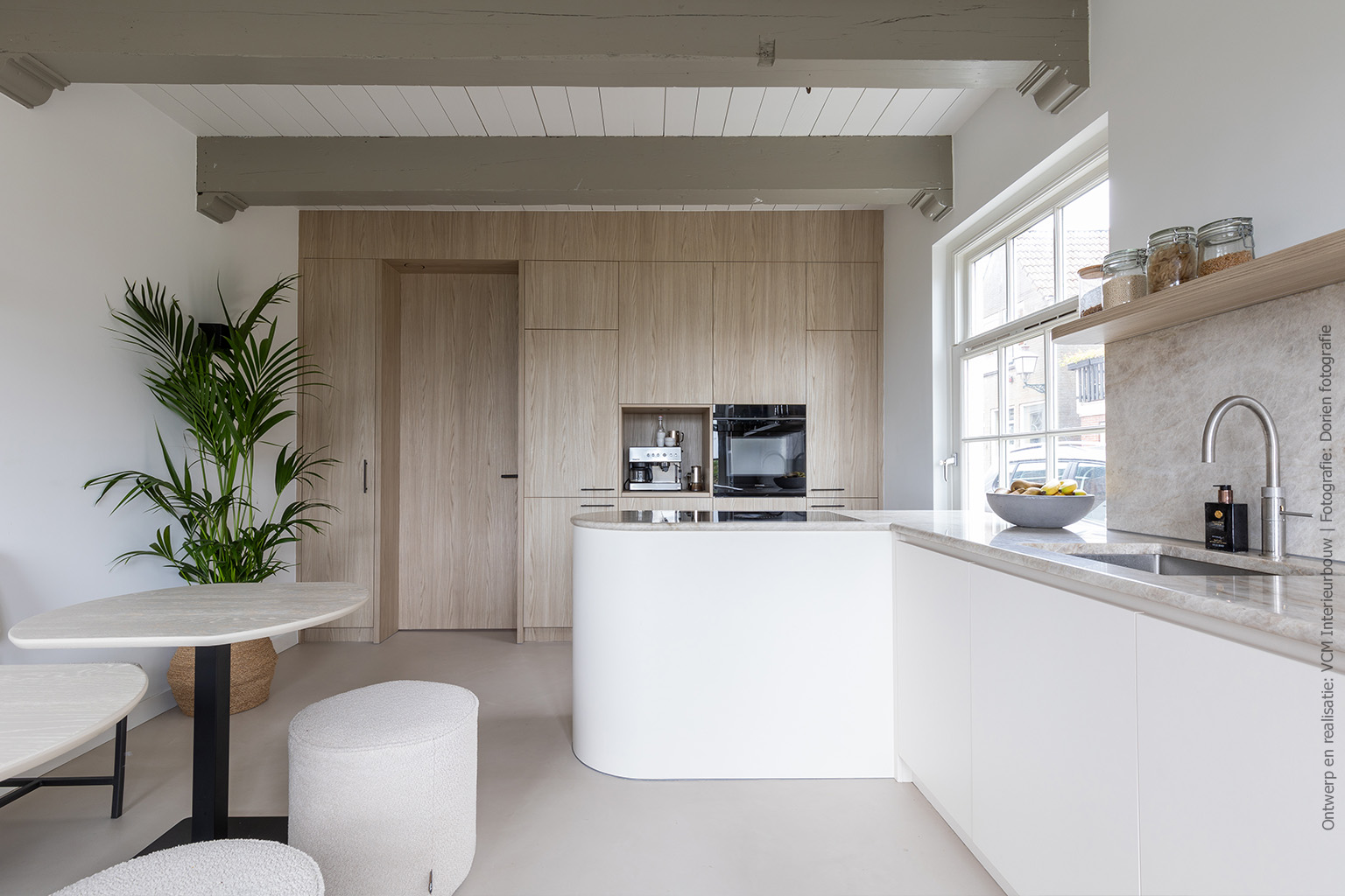 Hoge kasten in moderne keuken met de blonde houtlook S164 Fronda
