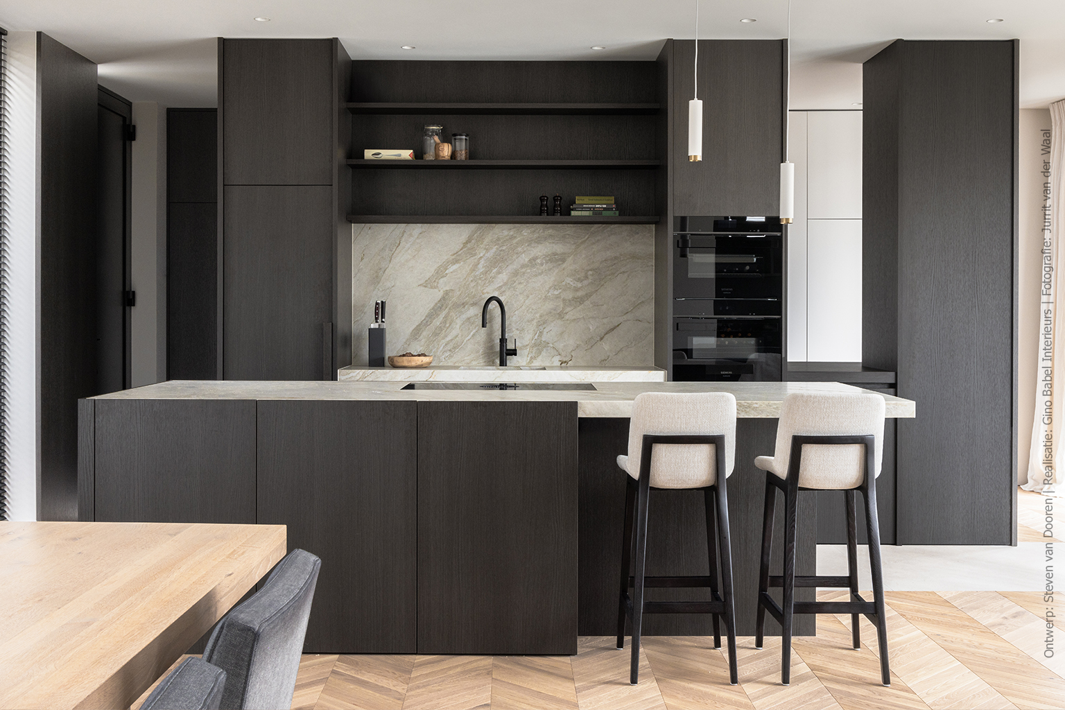 Donkerbruine houtlook als rode draad in het interieur