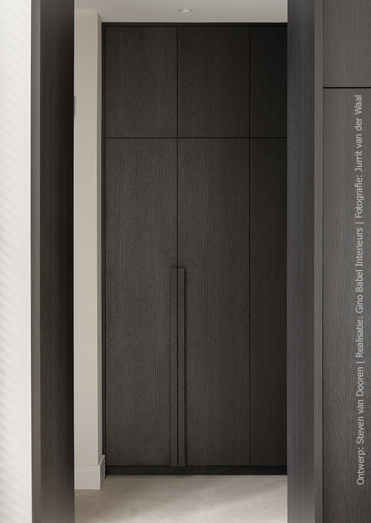 Kast in het donkerbruine houtdecor S181 Quercia