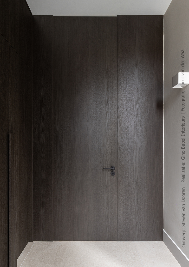 Deur in het donkerbruine houtdecor S181 Quercia