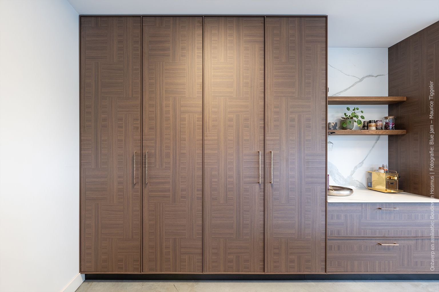 Maatwerk kast in warmbruin houtdecor S192 Jiometori met een geometrisch lijnenspel