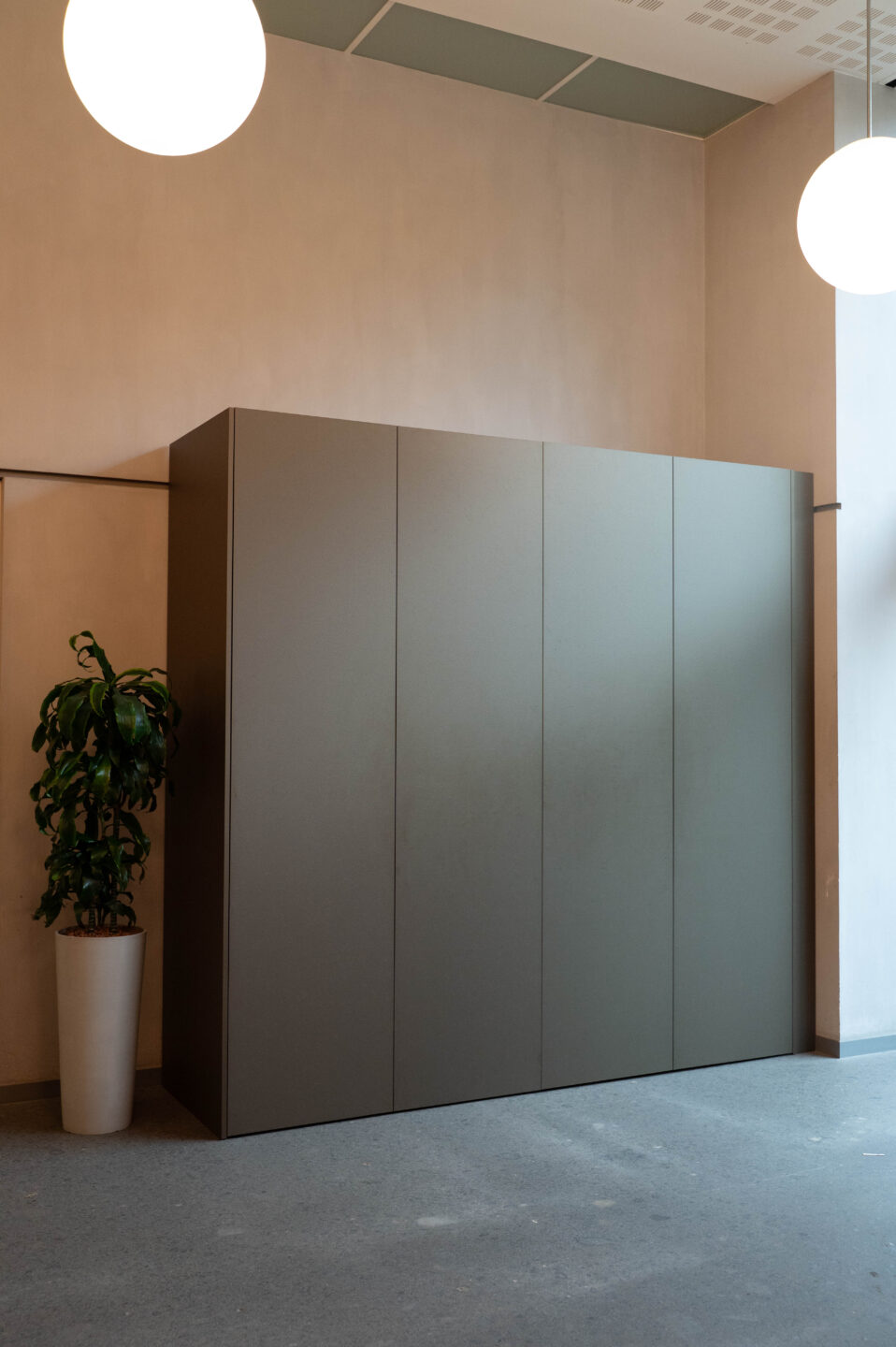 Kast met Cleaf decors en REVEGO systeem