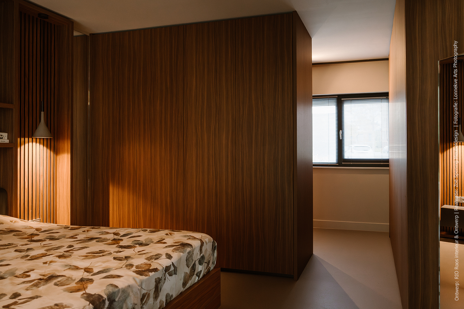 Moderne badkamer met wandafwerking in S185 Quercia, klassiek bruin eikenhoutdecor.