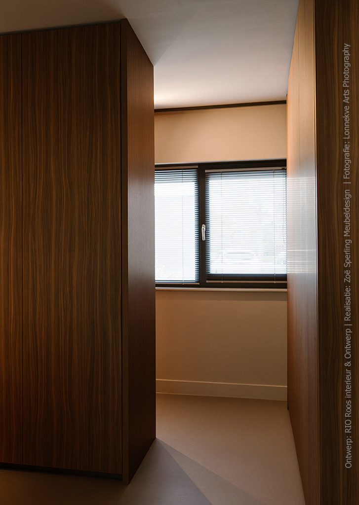 Maatwerk kastenwand in decor LS47 Poro Noce, gekenmerkt door een levendige nerf en natuurlijke walnootstructuur.