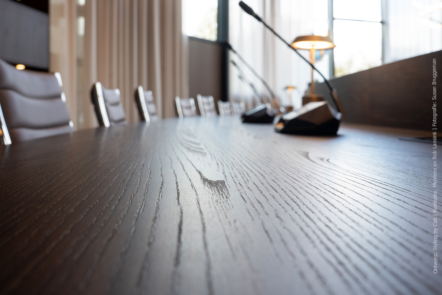 Close-up van een raadstafel in houtdecor S156 Fronda van Cleaf.