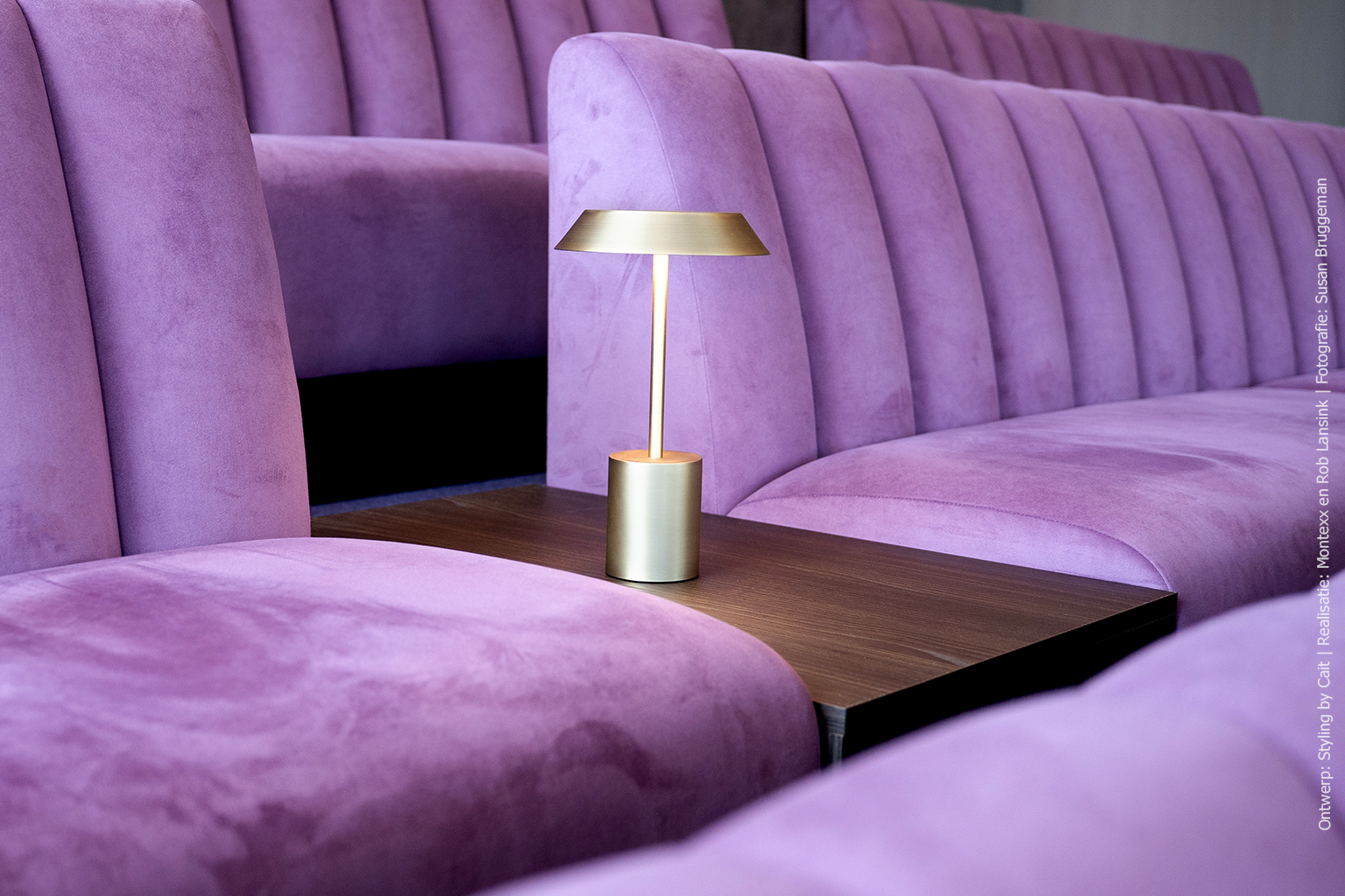 Detail van de zittribune in de raadszaal, met tussenblad in houtdecor S156 Fronda van Cleaf.