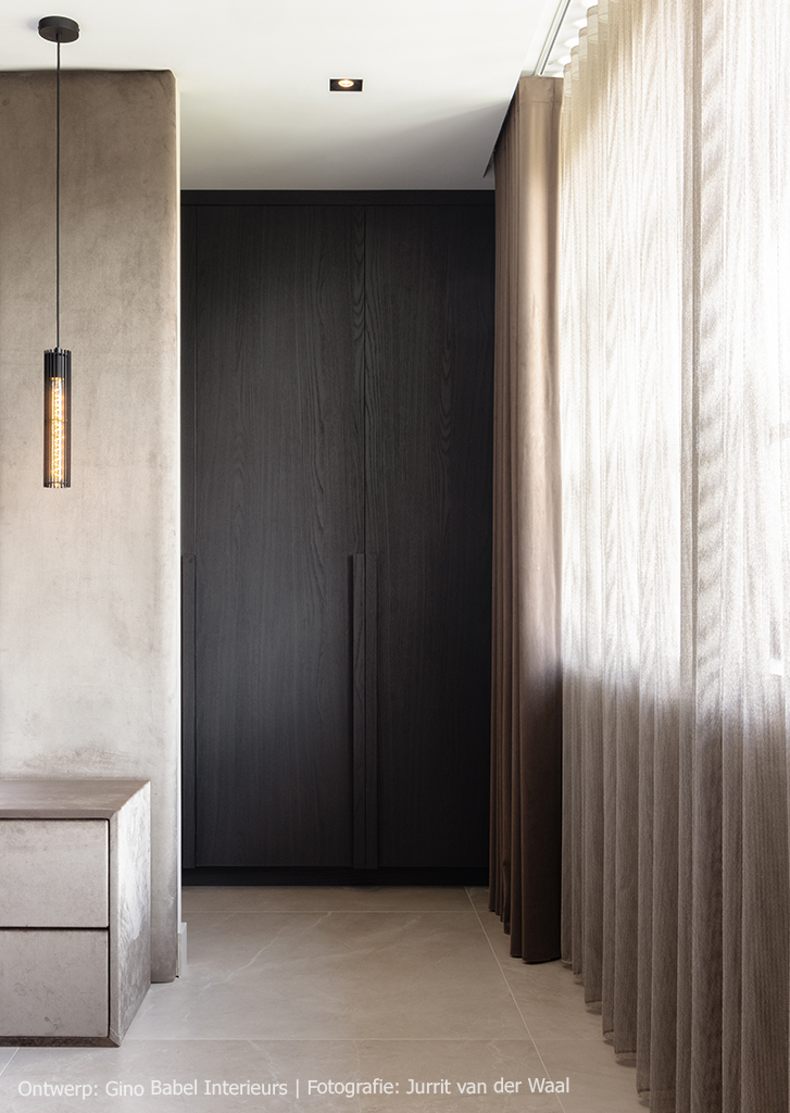 Luxe kastenwand in decor S176 Corteccia, met zwarte basistint en bruine nuances voor een luxe, natuurlijke uitstraling.