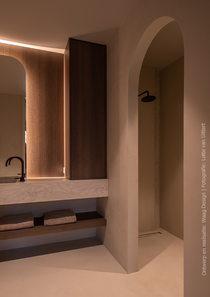 Moderne badkamer met wandafwerking in S185 Quercia, klassiek bruin eikenhoutdecor.