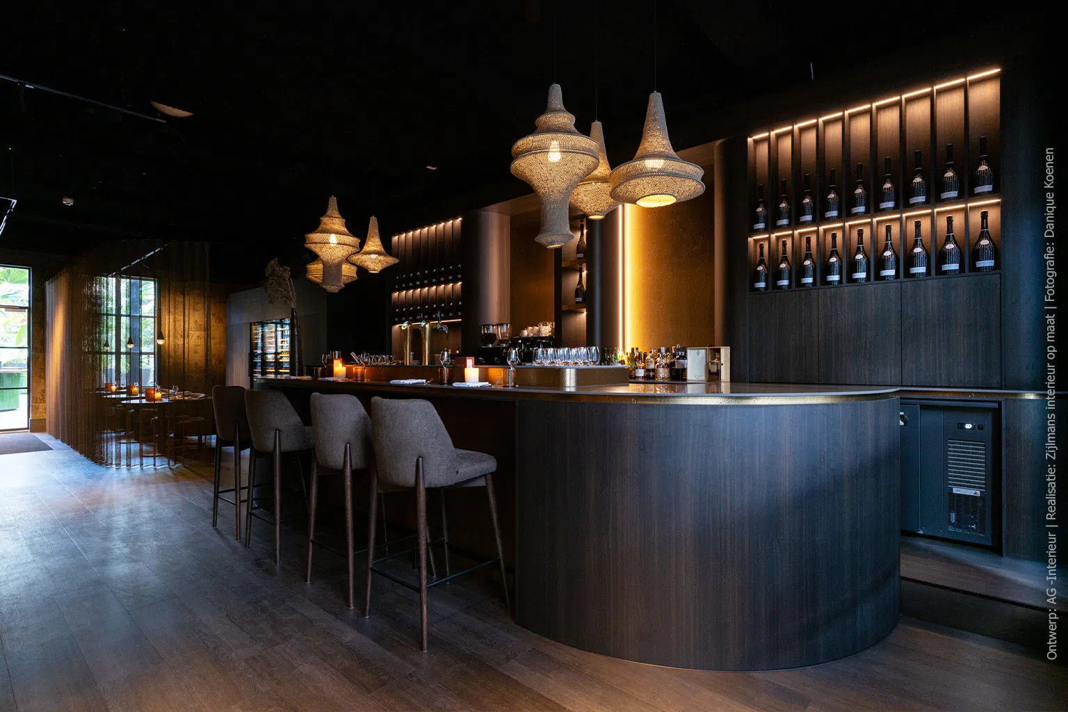 Bar in decor LR29 Sablé: donkerbruin gezandstraald hout met matte, stroeve structuur.