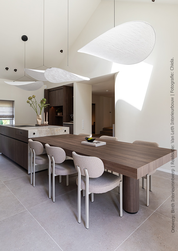 Moderne rechte keuken met fronten in B073 Mosaico van Cleaf, een witgevlochten variant met werkblad en achterwand in de marmerstructuur van de FB38 Talco van Cleaf