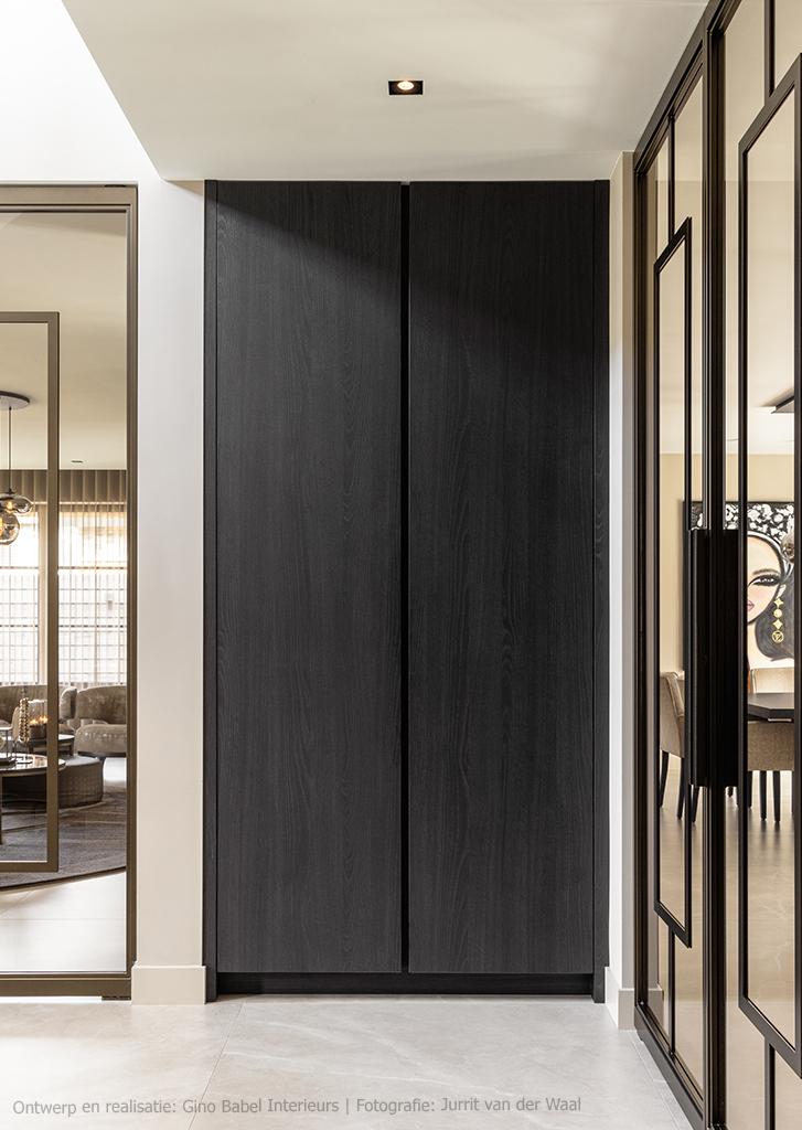 Maatwerk kast in decor S176 Corteccia, met zwarte basistint en bruine nuances.