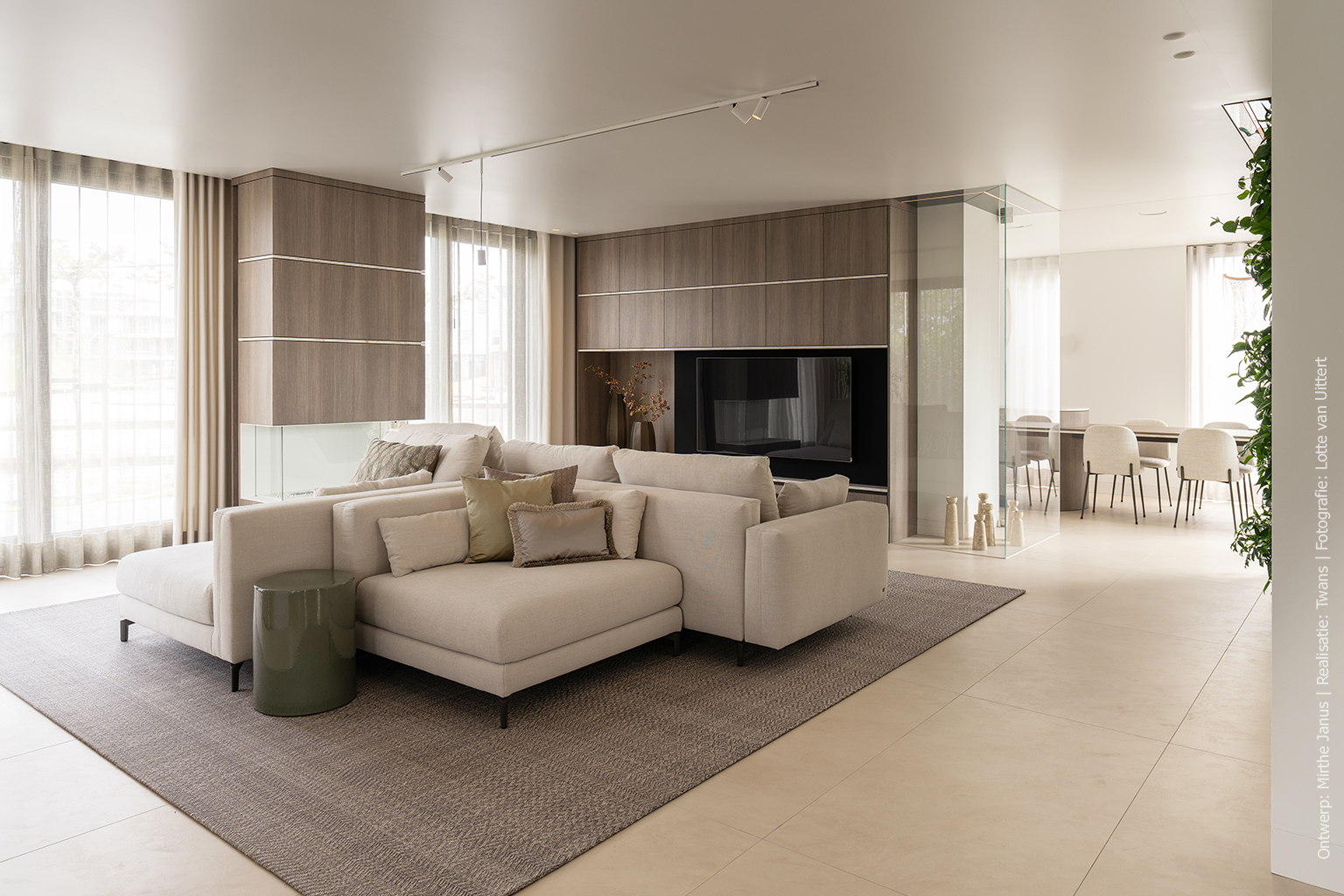 Maatwerk woonkamer in S184 Quercia van Cleaf met vergrijsde eikenstructuur en zandkleurige basis.