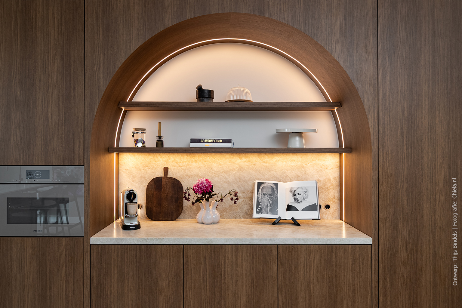 Tijdloos keukendesign met de beleving van geborsteld fineer in warmbruin