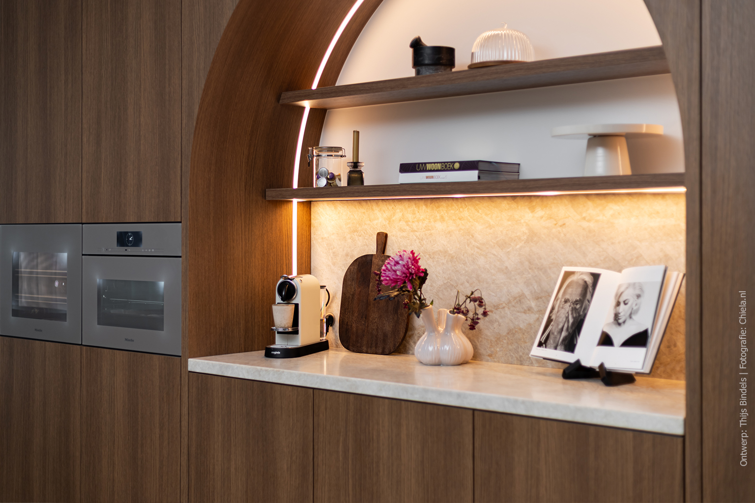 Detailfoto van keukenwand in klassiek bruin S185 Quercia van Cleaf