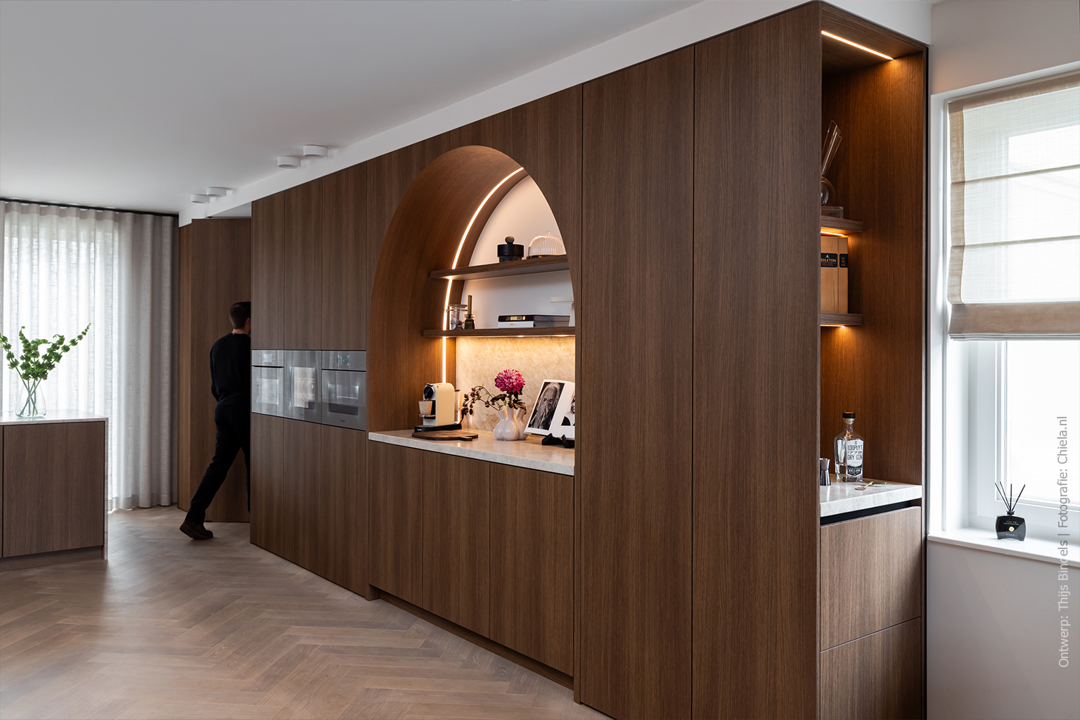 Keukenwand met fineeruitstraling in klassiek bruin S185 Quercia van Cleaf