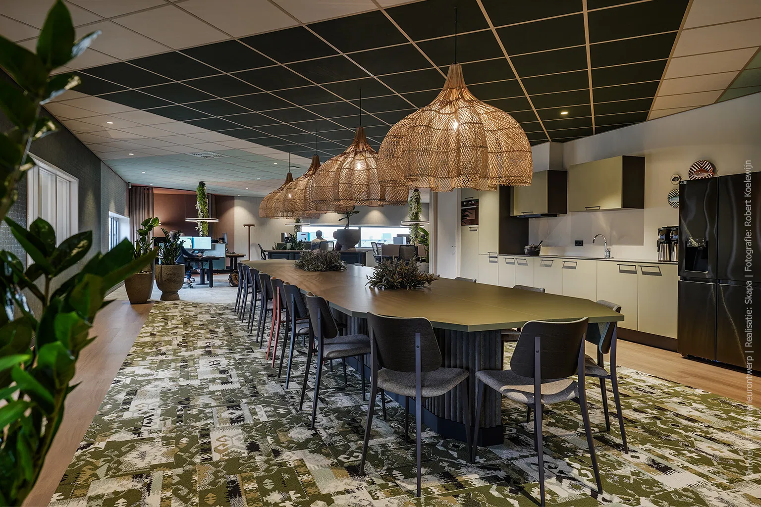 Groene leerlook als verbindend element in het kantoor